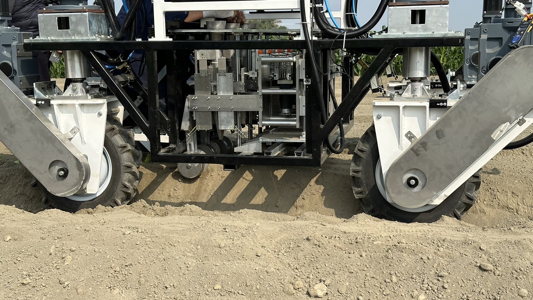 GNSS-RTK 戶外GPS定位農業自走車